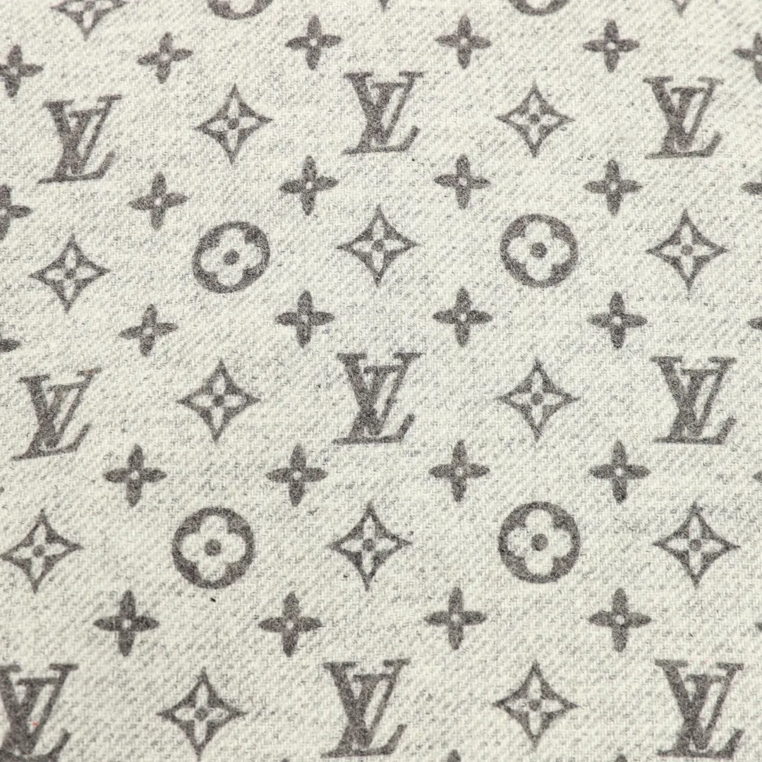 🅿️570 Louis Vuitton/Louis Vuitton presbyopia all-over printed zipper jacket. Purchase the original version and have it printed immediately. The fabric is made of custom densely spun technical fabric that is light and thin, and the upper body is silky and breathable. Infrared positioning cutting, workwear-style windbreaker design, the upper body is invincible and versatile. All details are customized and developed, and all hardware and accessories are restored to ZP. Size：XS-L